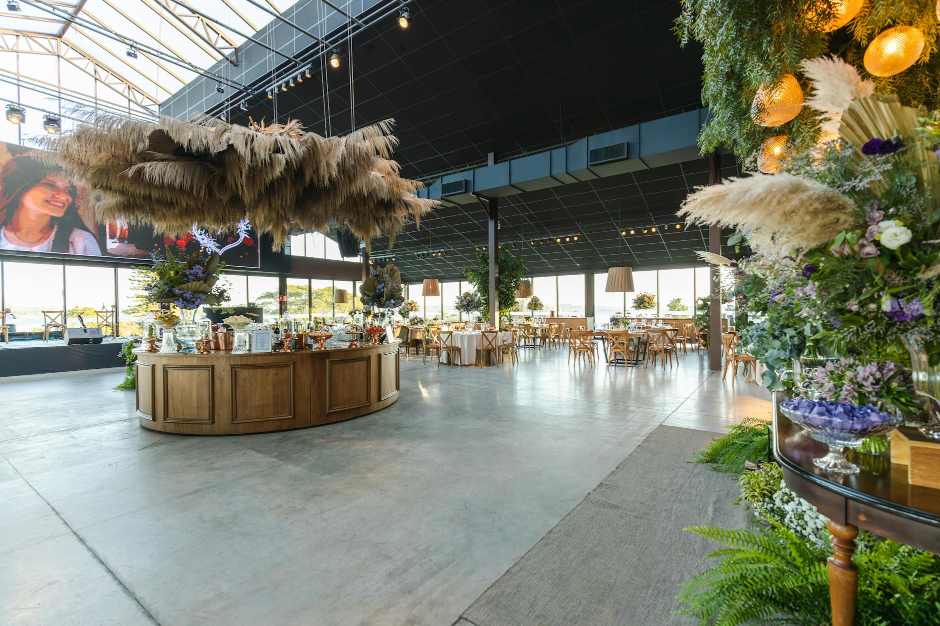 Elegancka sala weselna z rustykalnymi dekoracjami i kwiatami