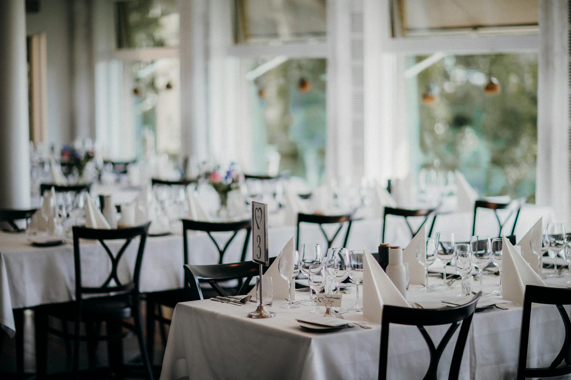 Elegancko nakryte stoły na kameralne przyjęcie weselne indoors