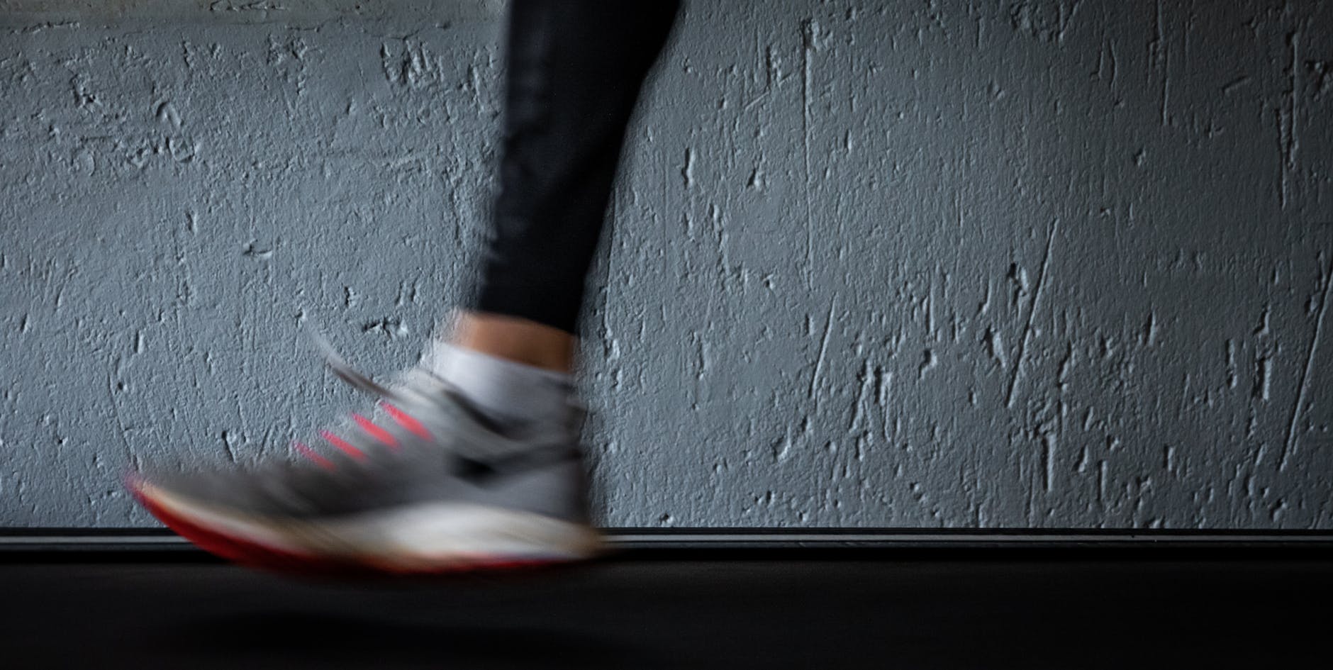 Bieg na bieżni w trakcie rehabilitacji po skręceniu stawu skokowego