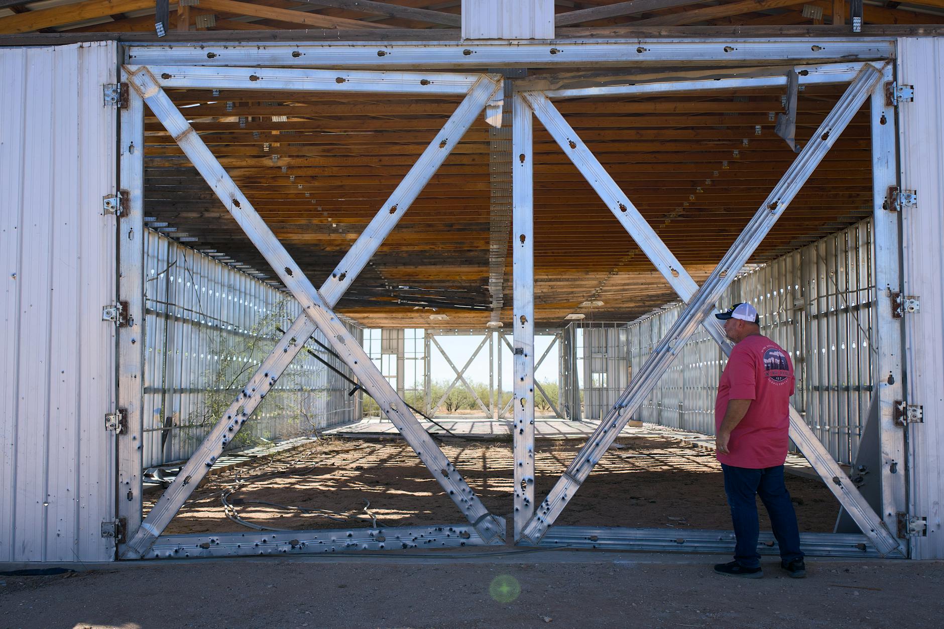 Czy WaterJet robi gratu? Jak oceniać i usuwać mikrozadziory na krawędzi Mężczyzna w różowej koszuli ogląda stalową konstrukcję na słońcu