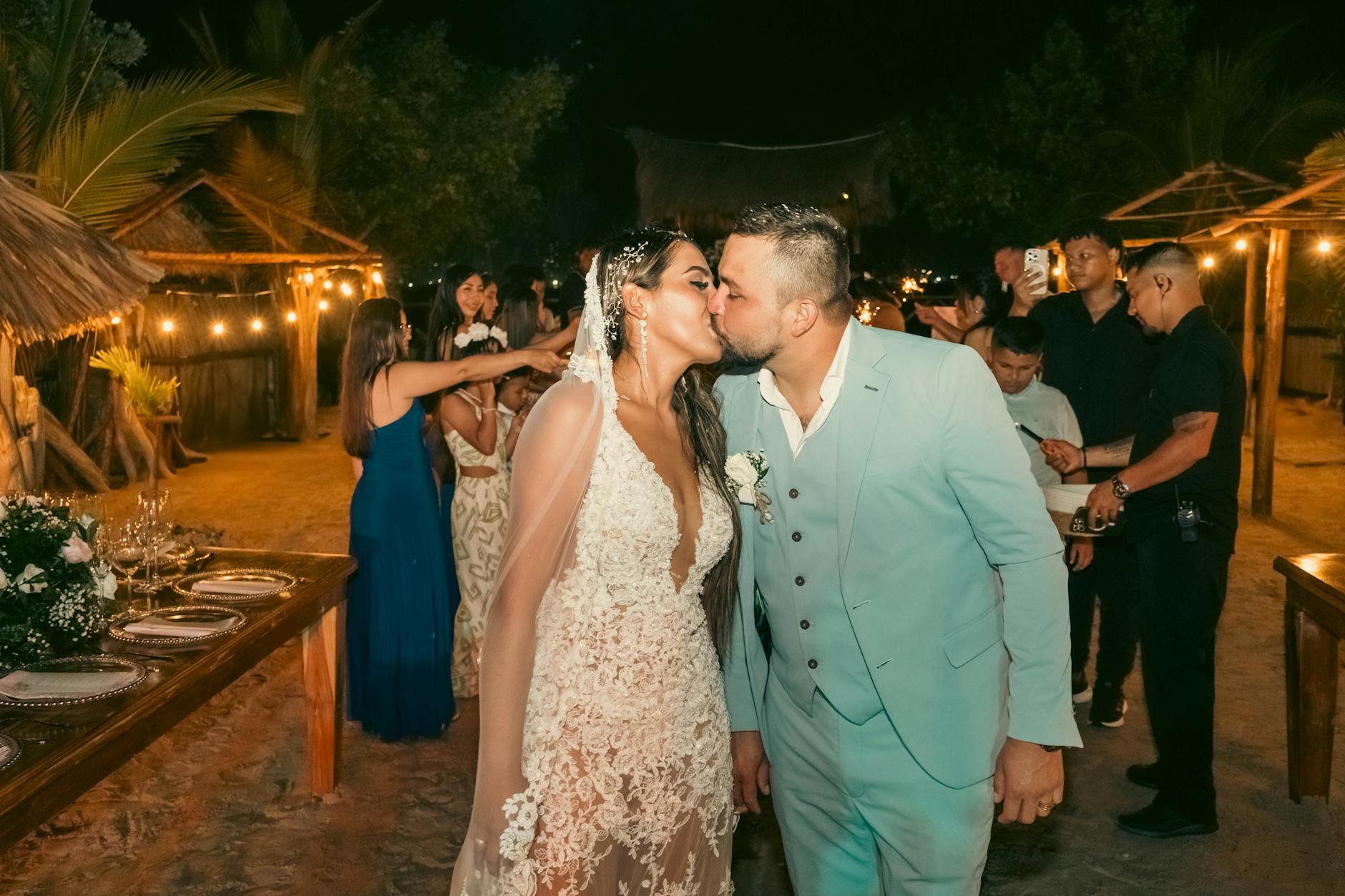 Para młoda całuje się na kameralnym przyjęciu weselnym w plenerze