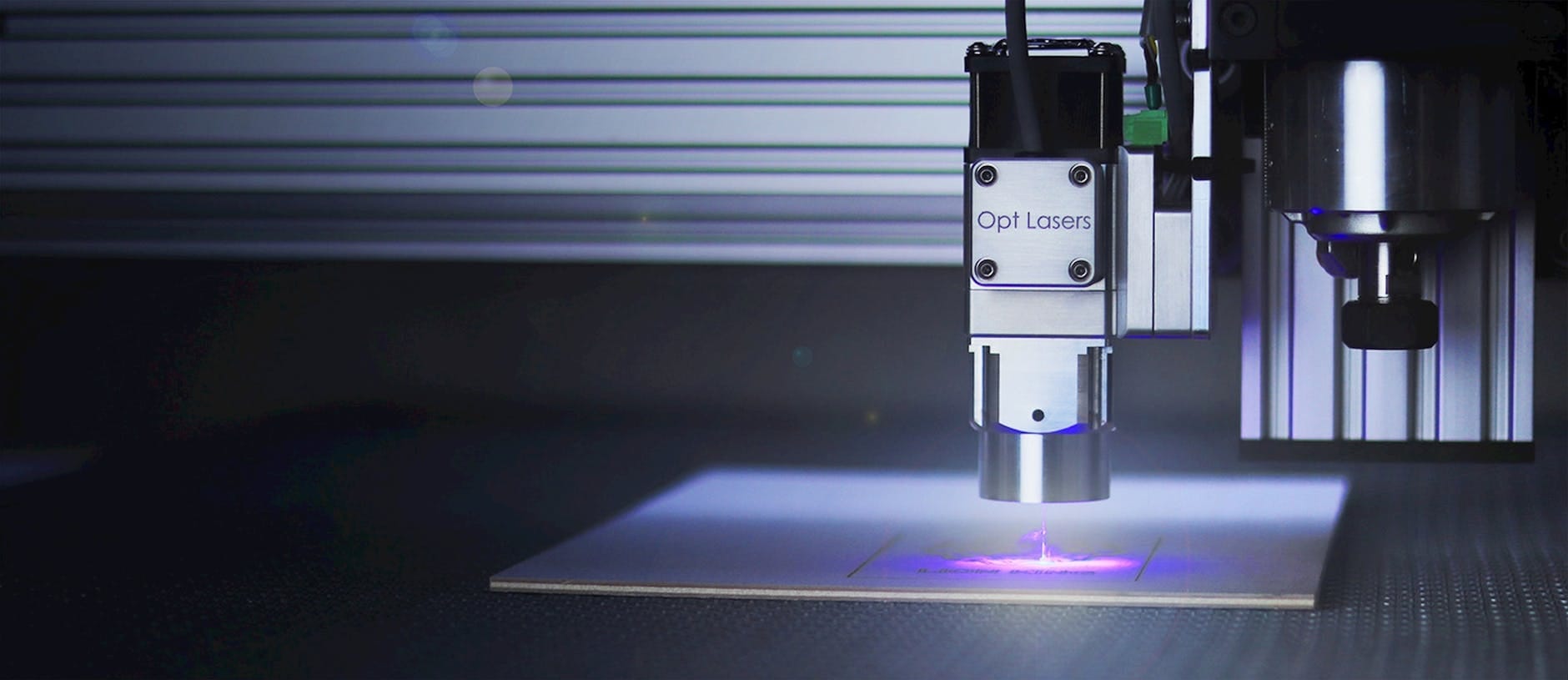 Laser wykonujący grawerunek na powierzchni w niebieskim świetle