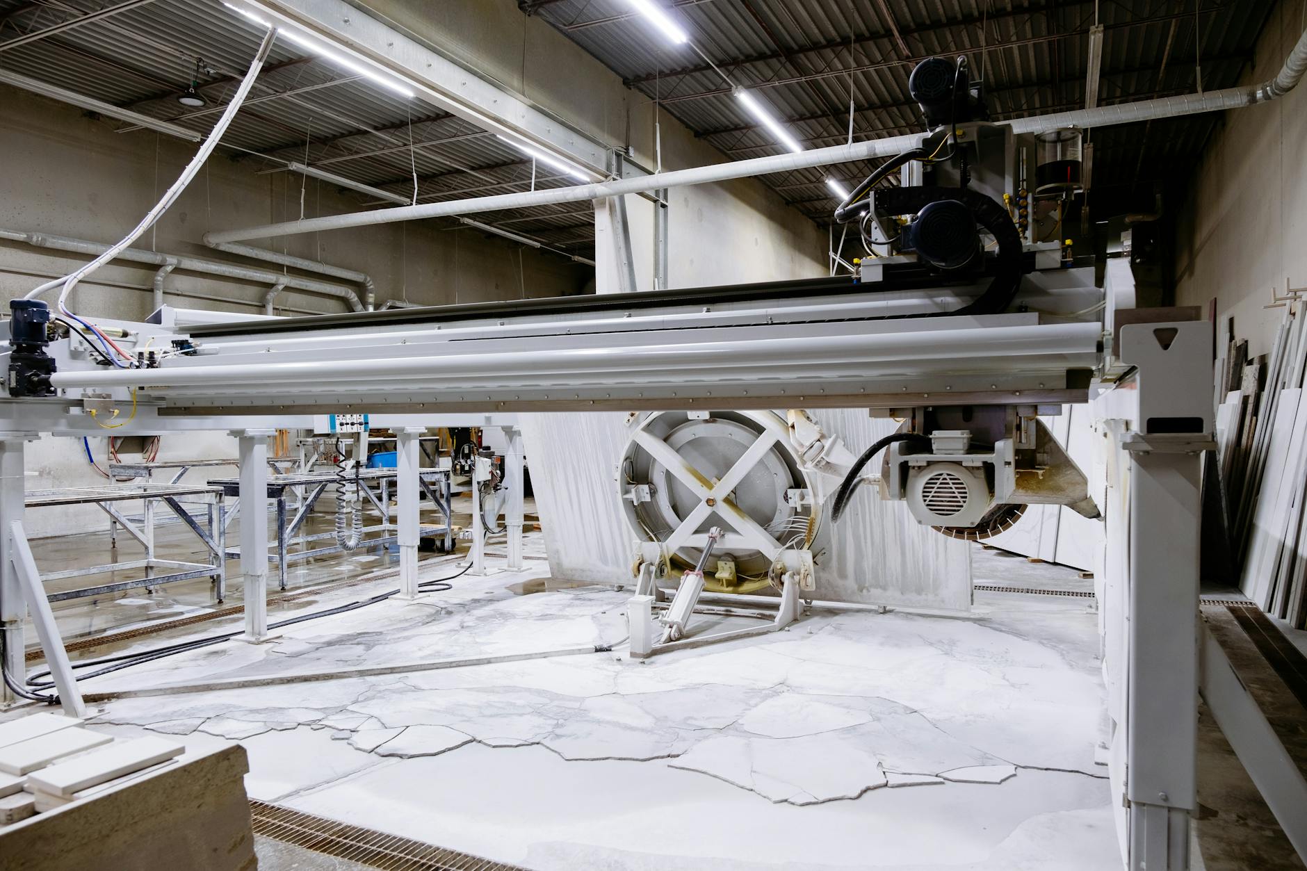 Maszyna WaterJet tnie granit w hali produkcyjnej