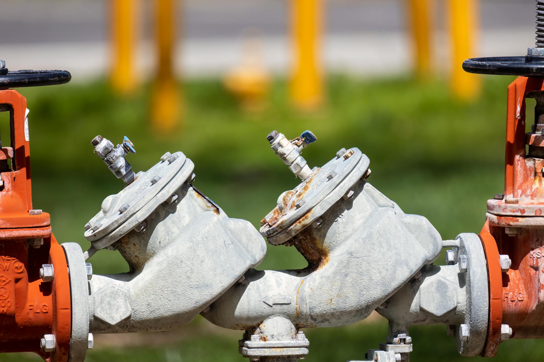 Zardzewiałe zawory gazowe instalacji przemysłowej w słoneczny dzień