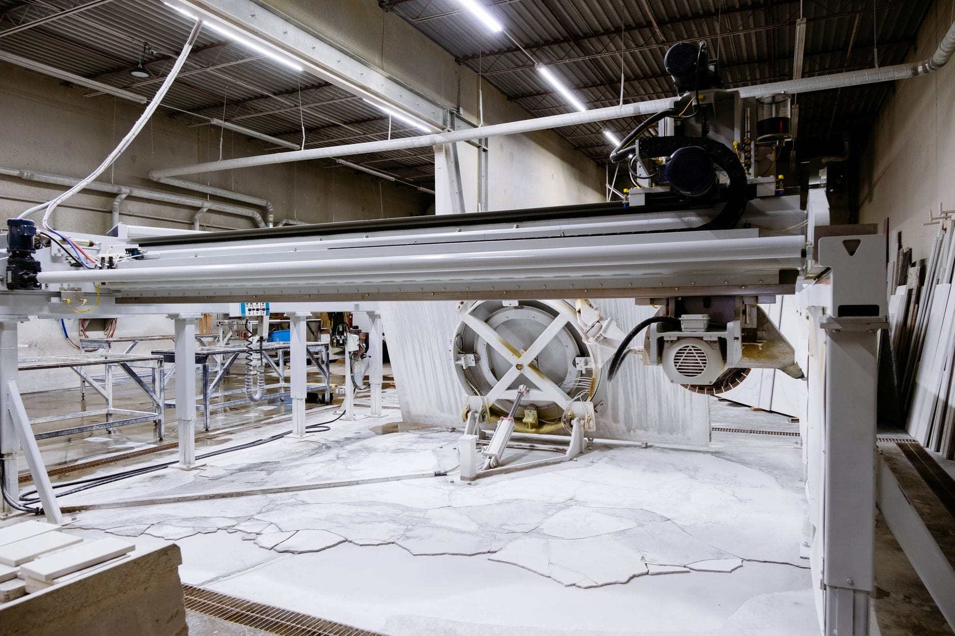 Maszyna WaterJet tnie granit w nowoczesnej hali produkcyjnej