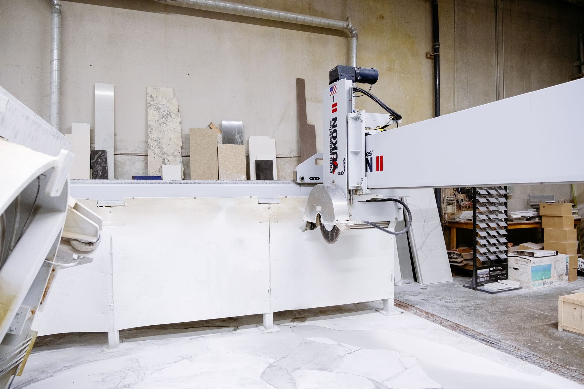Maszyna WaterJet tnie płyty granitowe w hali produkcyjnej