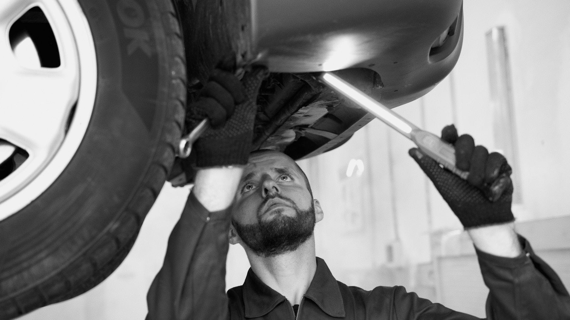 Mechanik sprawdza podwozie samochodu przed długą trasą