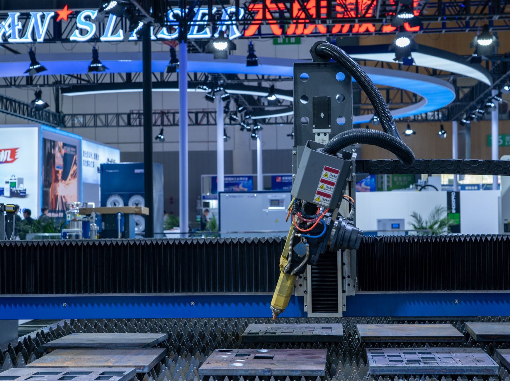 Stabilność strumienia w WaterJet: jak wykryć zużytą dyszę zanim popsuje detal Maszyna CNC z laserem tnąca metal w nowoczesnej hali przemysłowej