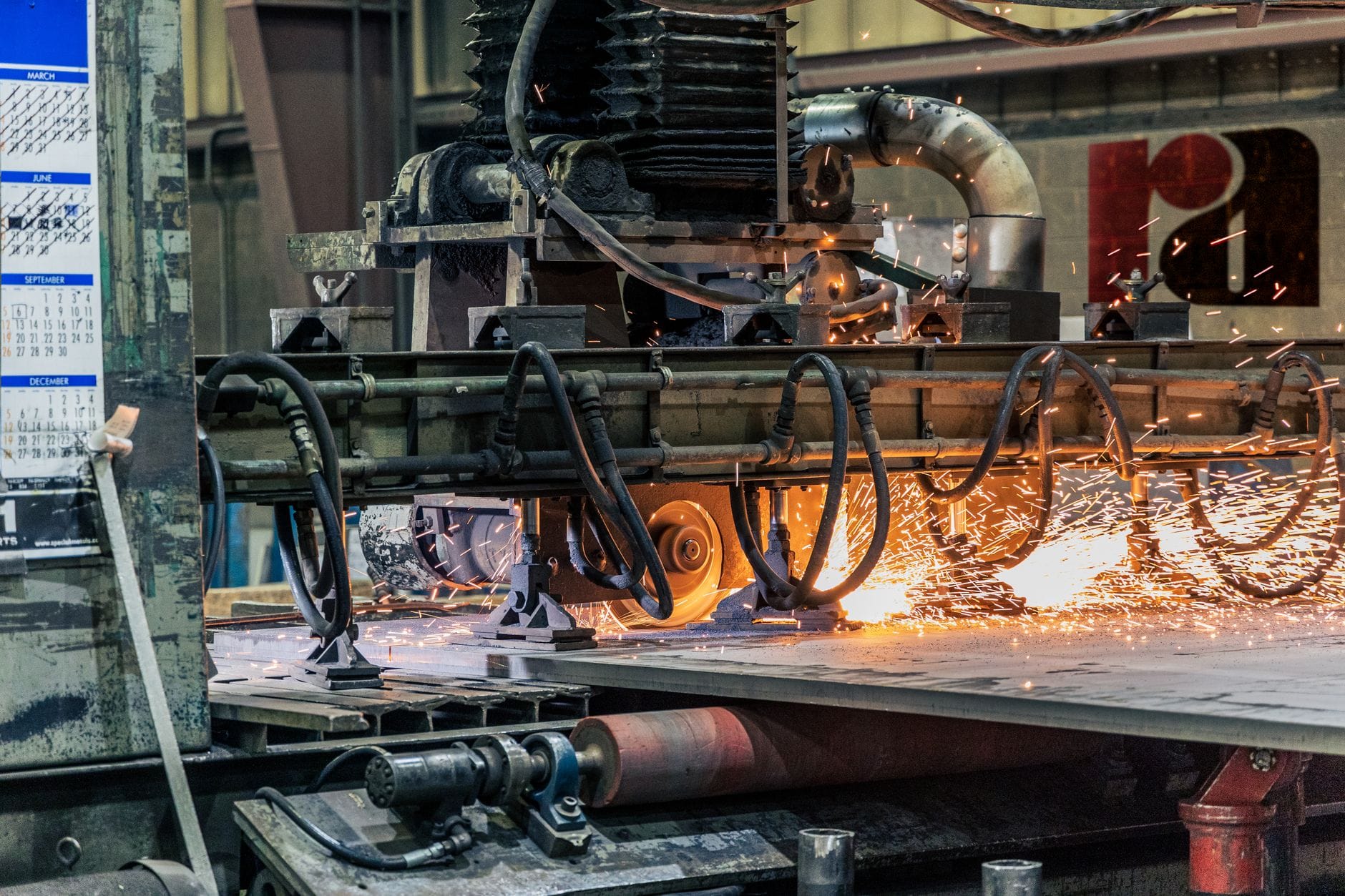 Stal, aluminium czy tworzywo: jak dobrać materiał do WaterJet pod sztywność, masę i koszt wykonania Cięcie blachy strumieniem wody w maszynie przemysłowej z iskrami