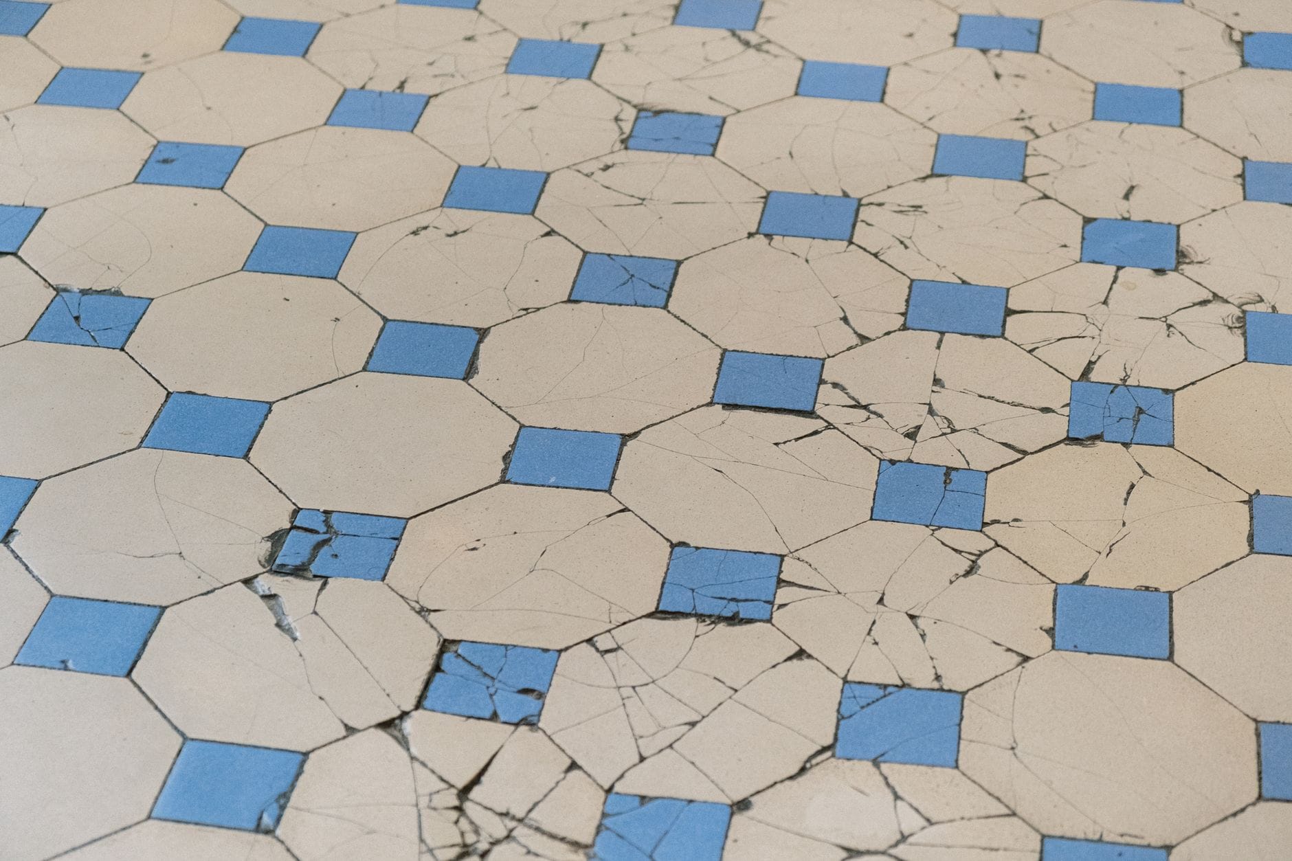 Pęknięte płytki gresowe z niebiesko-białym geometrycznym wzorem